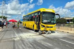 Bình Thuận: Xe máy bốc cháy khi bị xe khách kéo lê, một người tử vong