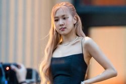 Fan hỏi về bài hát mới ở nơi đông người, Rosé phản ứng ra sao?