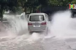 Tài xế thiếu ý thức làm bắn nước lên các xe khác