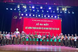 Lực lượng tham gia bảo vệ an ninh trật tự tại cơ sở của quận Đống Đa trình diễn kỹ năng phối hợp khống chế kẻ xấu