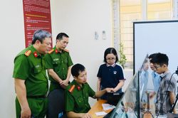 Công an quận Hoàng Mai: Đặt lợi ích của nhân dân lên trên hết trong triển khai Luật Căn cước 2023