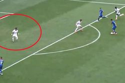 CĐV Anh choáng với vị trí của Kyle Walker trong bàn thua trước Slovakia, ngỡ rằng ảnh được... photoshop