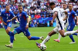 Nhật ký EURO bằng thơ (Anh 2 - 1 Slovakia): Tam sư vẫn còn đây