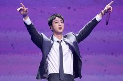Jin BTS tất bật từ khi xuất ngũ, nói không với diễn xuất