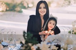 Hoa hậu Mai Phương Thúy xả loạt ảnh tại đám cưới Midu, dân mạng sốt xình xịch
