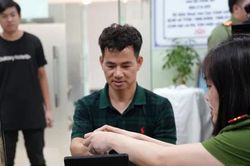 10 công dân đầu tiên nhận căn cước mới trong ngày 1/7