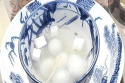 Trở về tuổi thơ với chè bột lọc bọc dừa