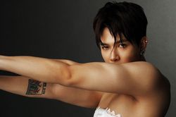 Anh Tú gây bàn tán khi mặc corset