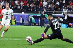 Diogo Costa: Người 'giải cứu' Ronaldo từng vừa kiến tạo vừa cản 11m trong một trận đấu ở Cúp C1
