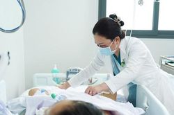 Bệnh viện thiếu thuốc, bệnh nhân BHYT phải mua thuốc ngoài