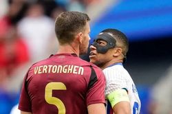 Mbappe hứng gạch đá ăn mừng khiêu khích Pháp thắng Bỉ ở EURO 2024