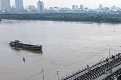 Cứu sống nam sinh vừa thi vào lớp 10 nhảy cầu Long Biên, Hà Nội