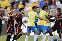 Raphinha lập siêu phẩm đá phạt, Brazil vẫn đánh rơi chiến thắng ở Copa America, sẽ gặp khó ở tứ kết