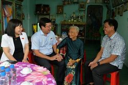 Đại biểu Quốc hội đơn vị tỉnh Đồng Tháp thăm, tặng quà gia đình chính sách