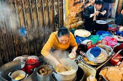 Hàng xôi ngon nức tiếng phố cổ, chuyển tới đâu khách theo nườm nượp tới đó