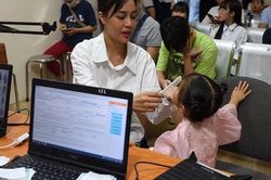 Phụ huynh hào hứng dẫn trẻ dưới 14 tuổi đi làm thẻ căn cước