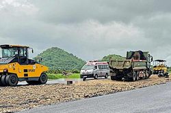 Đang thi công thảm nhựa đường, một công nhân bị xe cán tử vong