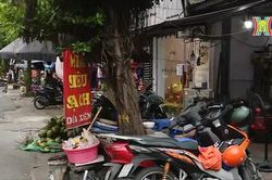 Hè phố Thái Thịnh không còn lối cho người đi bộ