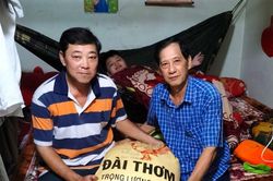 Ðồng bào Hoa cùng nhau vượt khó