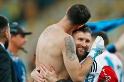 Messi đá hỏng 11m, cựu HLV U23 Qatar thua Argentina ở luân lưu khi Emiliano Martinez cản phá penalty xuất thần