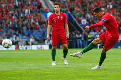 Tin nóng thể thao tối 5/7: Ronaldo vẫn được giao trọng trách tại EURO, Messi thừa nhận điều khó tin