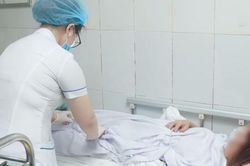Người phụ nữ 46 tuổi chi 50 triệu đồng làm trắng da tại spa, suýt tử vong
