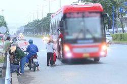 'Xe dù, bến cóc' vẫn hoạt động nhộn nhịp ở TPHCM