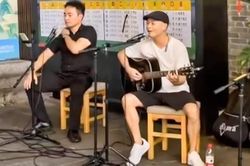 Nam ca sĩ nổi tiếng một thời bị bắt gặp hát rong lề đường