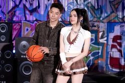 Hoa hậu Hương Giang và 'bạn trai' tình tứ trong chuyến du lịch