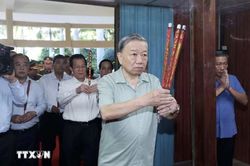 Chủ tịch nước Tô Lâm dâng hương tưởng nhớ Chủ tịch Hồ Chí Minh