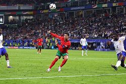Tin nóng EURO ngày 6/7: Ronaldo bị chỉ trích 'vô hại', Kante lập kỷ lục sau khi Pháp loại Bồ Đào Nha