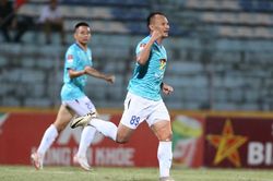 'Người không phổi' của ĐT Việt Nam ghi bàn, Hà Tĩnh trụ hạng thành công khi thắng PVF-CAND 3-2
