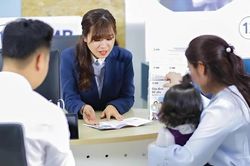 Luật cấm bán bảo hiểm đi kèm khoản vay: Có hạn chế hiện tượng 'bia kèm lạc'?