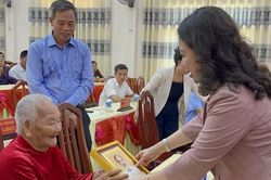 Phó Chủ tịch nước thăm Mẹ Việt Nam Anh hùng và người có công ở Quảng Trị