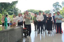 Chủ tịch nước Tô Lâm viếng, dâng hương tại Khu Di tích Nguyễn Sinh Sắc
