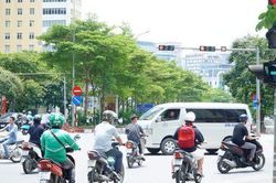 Người dân thi nhau vượt đèn đỏ tại ngã tư thí điểm hệ thống giao thông thông minh