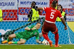 Thủ môn ĐT Anh dùng 'tài liệu' đặc biệt giúp đội nhà thắng luân lưu, vào bán kết EURO 2024