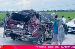 Va chạm liên hoàn trên quốc lộ 1, ô tô con bị hư hỏng nặng