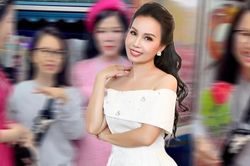 Cẩm Ly ghi điểm với hành động dành cho khán giả khi đi du lịch