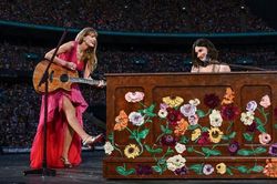 Album 'The Secret of Us' của Gracie Abrams: Bàn tay vàng của Taylor Swift
