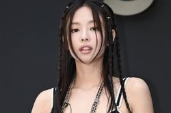 Jennie Blackpink gây tranh cãi với trang phục xuyên thấu táo bạo