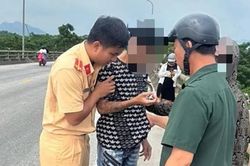 Kịp thời khuyên ngăn nam thanh niên có ý định nhảy cầu tự tử ở Tuyên Quang