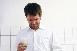 4 dấu hiệu bất thường khi uống nước cảnh báo thận suy yếu
