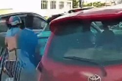 Clip: Tài xế ô tô hung hăng đấm ngã người phụ nữ đi xe máy trên phố