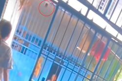 Camera hàng xóm soi thẳng vào nhà, làm gì cũng bị theo dõi, gia đình bức xúc lên tiếng cự cãi