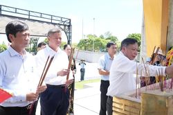 Đoàn đại biểu TP Hà Nội viếng các anh hùng liệt sĩ tại tỉnh Quảng Trị