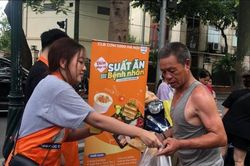 Ấm áp tình người những suất ăn của Câu lạc bộ ''Cơm 5000 Hà Nội''