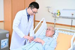 Từ Indonesia sang Việt Nam để chữa bệnh ung thư trực tràng