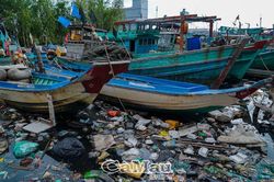 Rác 'bủa vây' cửa biển Ba Tỉnh