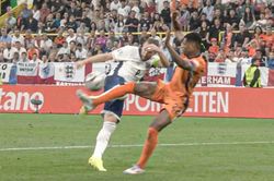 Tranh cãi tình huống VAR can thiệp giúp Harry Kane gỡ hòa cho đội tuyển Anh trước Hà Lan